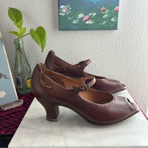 Clark’s Artisan | victorian brown leather peep toe pumps